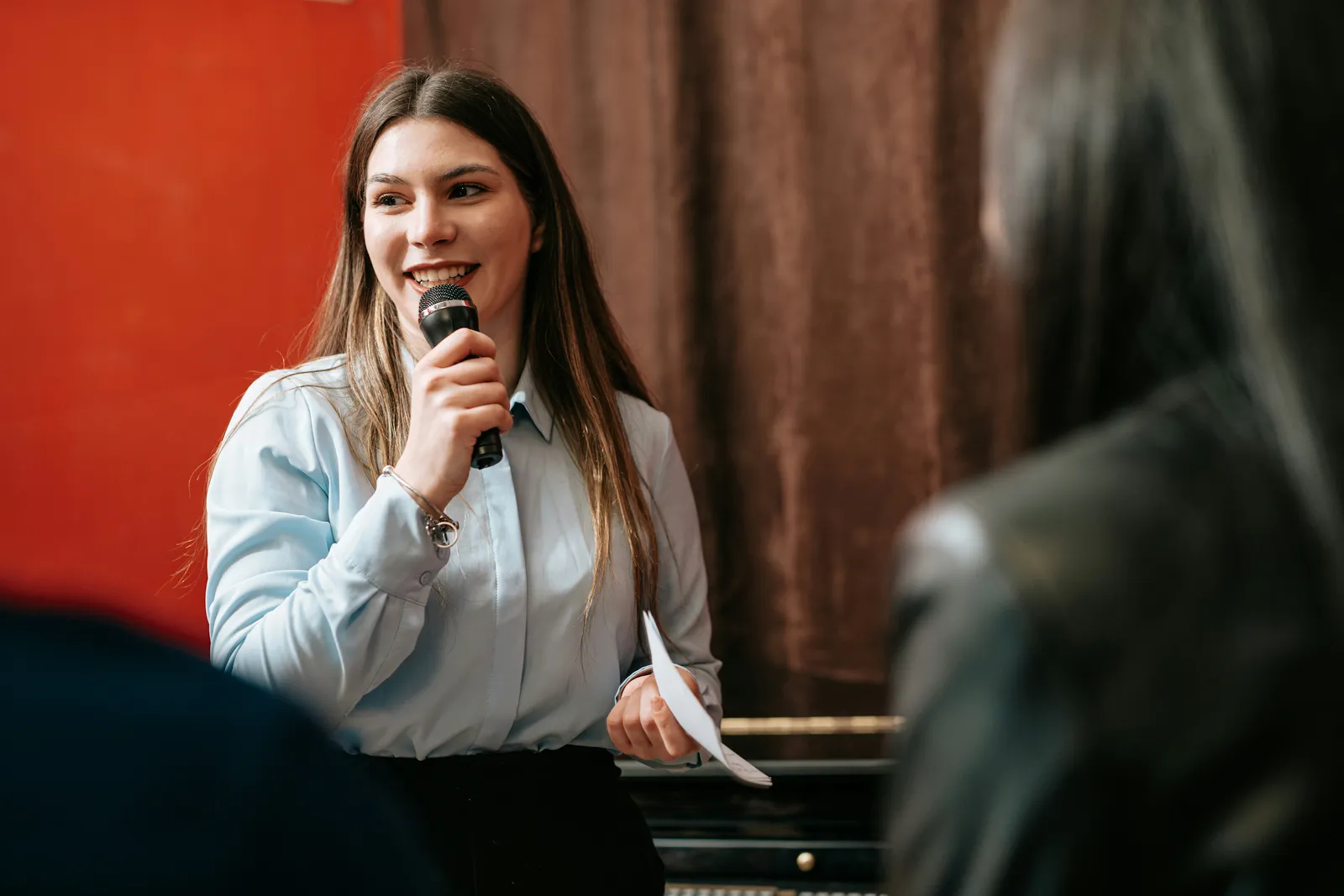 Hosté a řečník na firemní konferenci