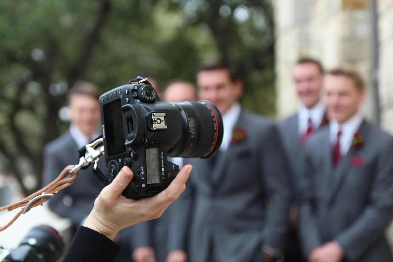Svatební fotograf při reportážním focení obřadu