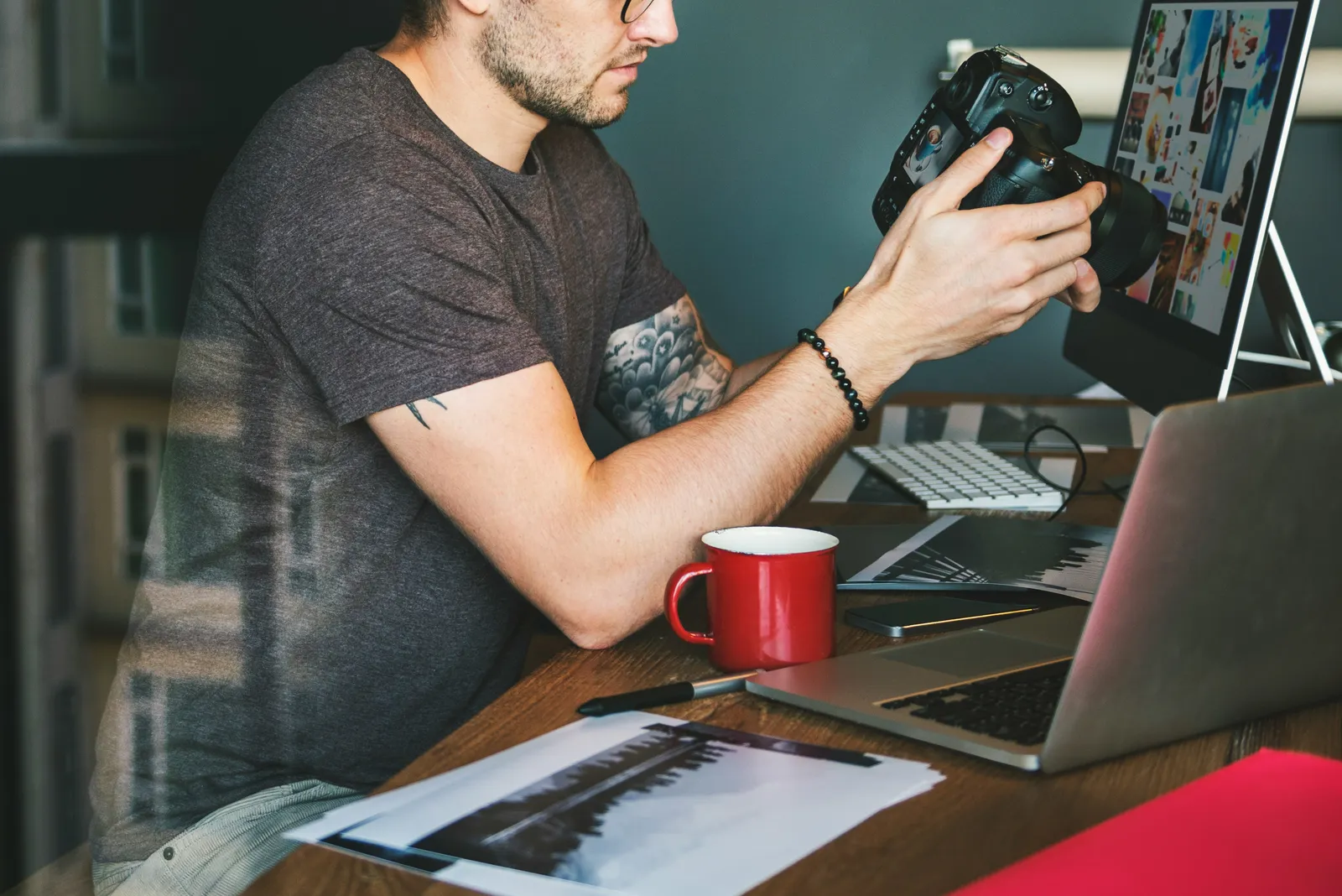 Realitní fotograf upravuje fotografie nemovitosti v počítači