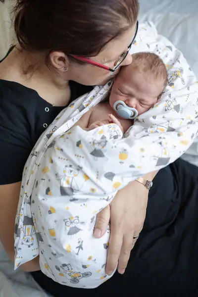 Lifestylové focení v porodnici (Fresh 48), Newborn focení - Fotografie č. 10