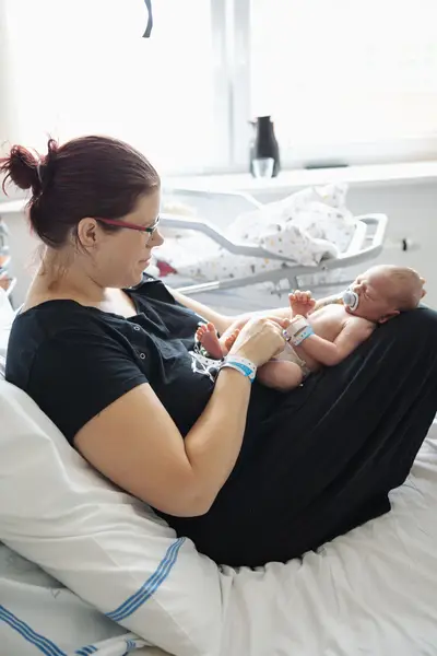 Lifestylové focení v porodnici (Fresh 48), Newborn focení - Fotografie č. 9
